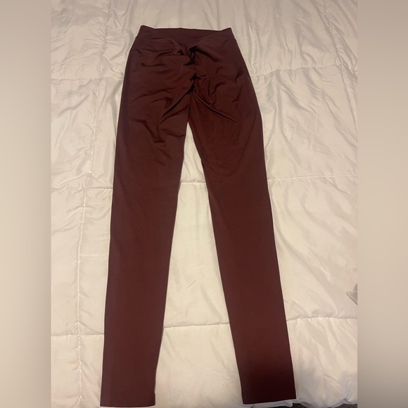 Two pack of  V back scrunch butt leggings- great quality brand new - Picture 4 of 6